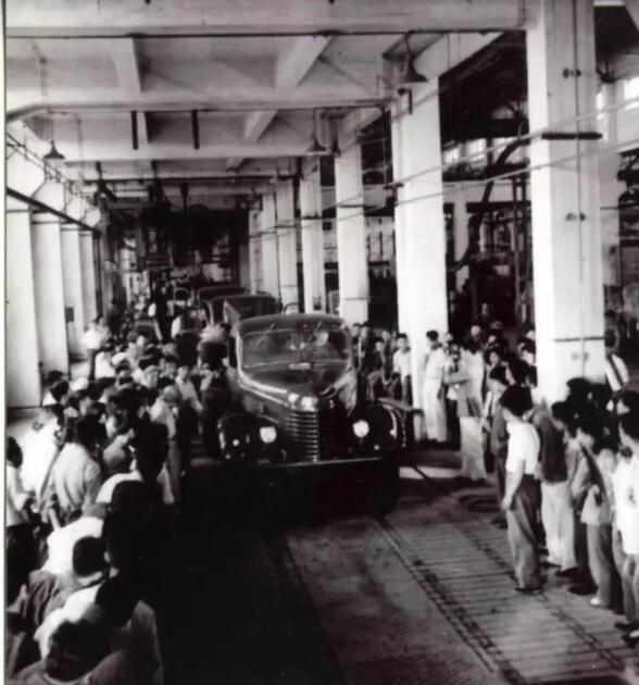 1956年7月13日，国产第一辆“解放”牌汽车在总装配线下线 中共吉林省委党史研究室供图.jpg