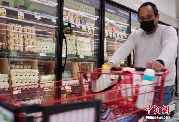 当地时间4月5日，一名顾客从美国加州圣马特奥县一家超市的鸡蛋货柜前经过。 中新社记者 刘关关 摄