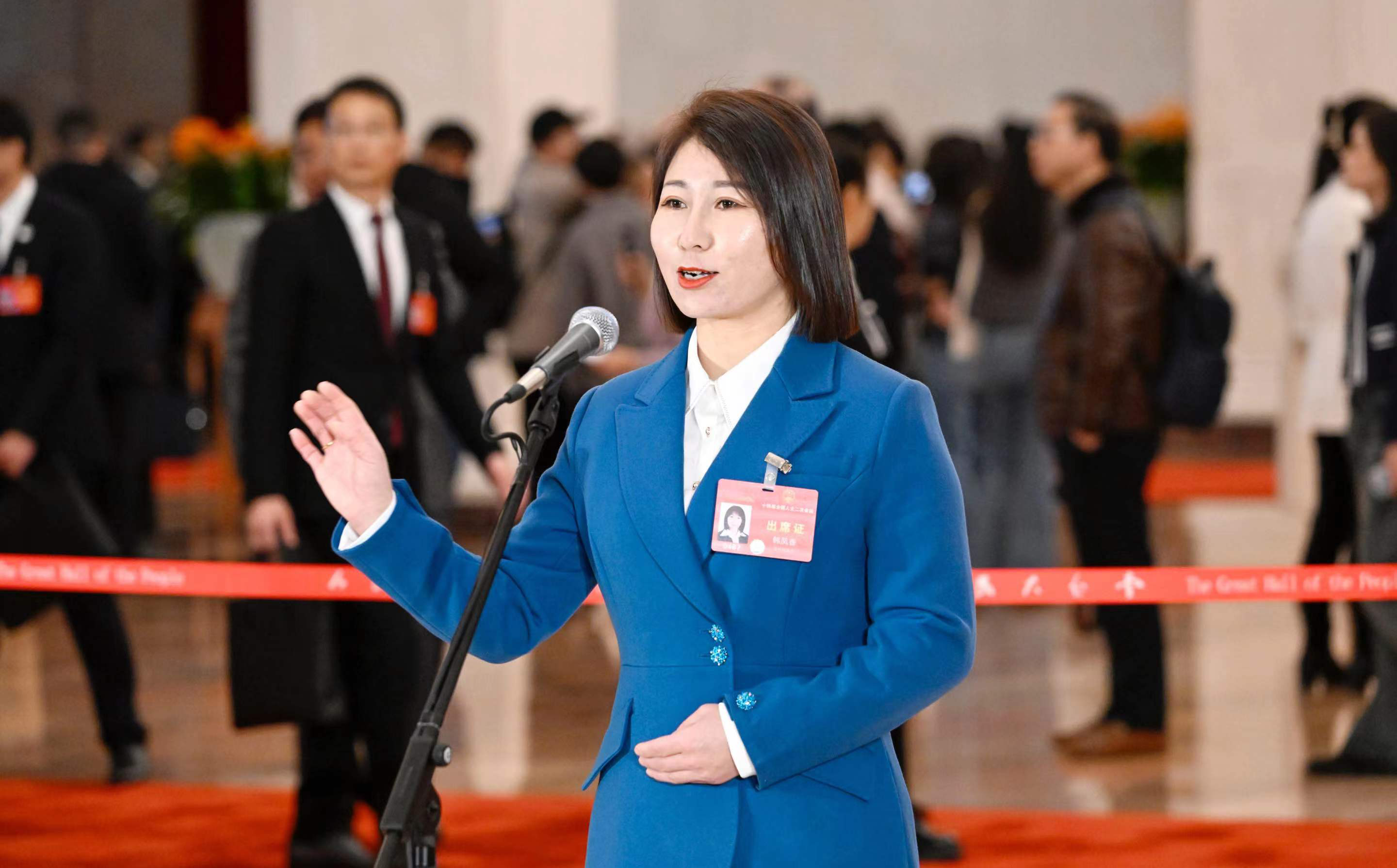 我省全国人大代表韩凤香在“代表通道”上接受采访