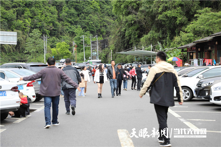 景区入口人潮涌动.jpg