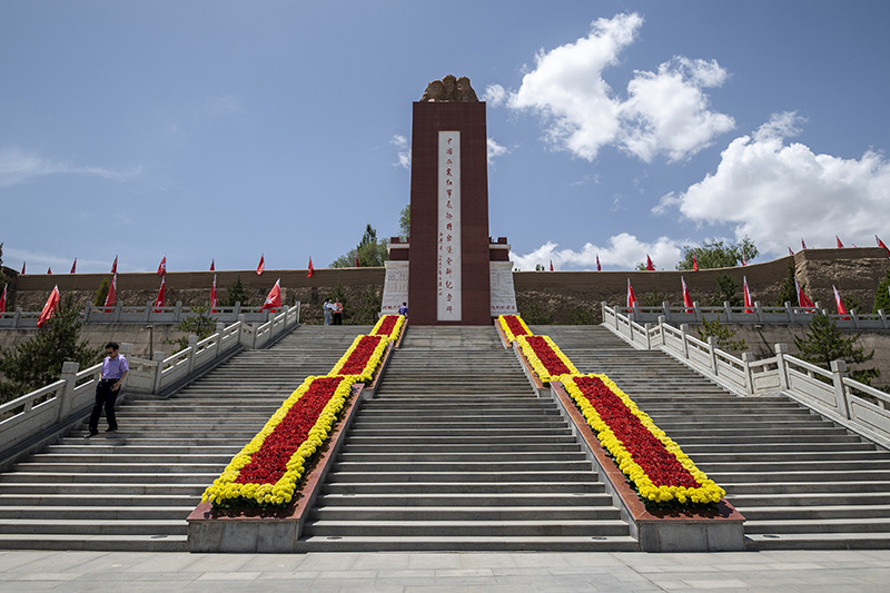 这是2021年6月18日在宁夏固原西吉县拍摄的中国工农红军长征将台堡会师纪念碑。
