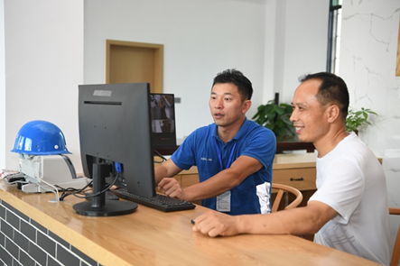 中国电信工作人员帮助民宿老板在网上发布订单