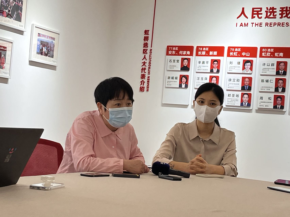 2022年6月14日，朱国萍（左）和吴新慧（右）回顾虹桥基层立法联系点的这些年。本文图片均为 澎湃新闻记者 邹佳雯 图（署名除外）